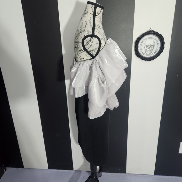 Elegant Black and White Off-Shoulder Midi Dress - Picture 4 of 7